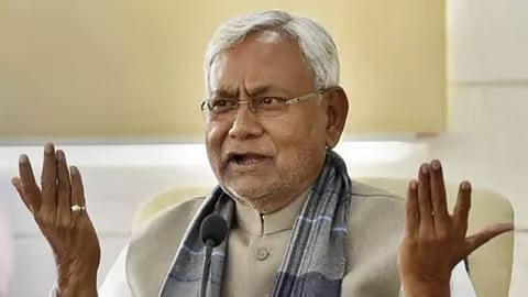 Nitish kumar: 'इतक्या मुलांना कोणी जन्म देतं का? लालू प्रसाद यादवांवर टीका करताना नितीश कुमारांची जीभ घसरली