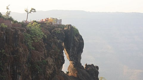 youth jumps from mahabaleshwar kates point