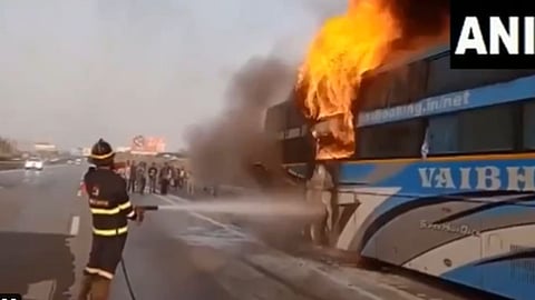 Bus Fire: मुंबई-पुणे द्रुतगती मार्गावर ३६ प्रवाशांना घेऊन जाणाऱ्या बसने घेतला पेट