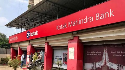 Kotak Mahindra Bank : कोटक महिंद्रा बँकेचे 'बुरे दिन' सुरु, दोन दिवसांत 47000 कोटी रुपयांचं नुकसान, १३ टक्क्यांनी शेअरची घसरण