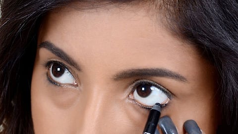Kajal Tips: डोळ्यांना काजळ लावताना पसरते? या टिप्स फॉलो करा, डोळे दिसतील अधिक सुंदर