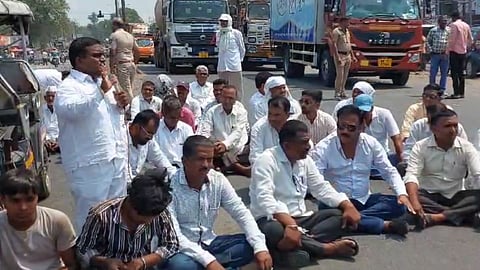 farmers rasta roko andolan at nagar manmad highway demands water supply