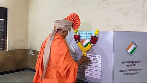 Nashik Loksabha News: मोठी बातमी! EVM मशिनची पूजा, नाव असलेल्या चिठ्ठ्या वाटल्या; शांतीगिरी महाराजांसह ४ कार्यकर्त्यांवर गुन्हा दाखल