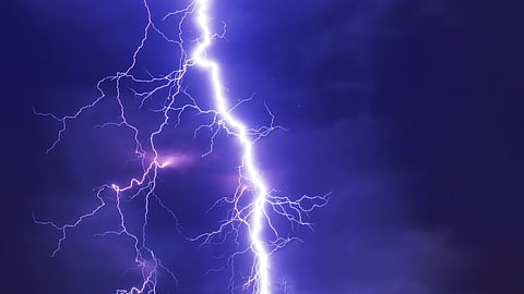 Pune Rain News: विज पडल्याच्या आवाजाने घाबरुन ३ महिला पडल्या बेशुद्ध; एकीचा मृत्यू