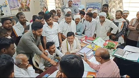 samda villagers morcha for regular water supply at mgp office in daryapur
