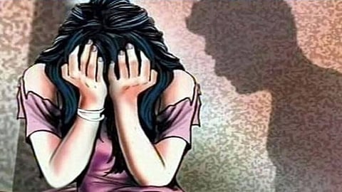 मॉडेलवर धावत्या ट्रेनमध्ये अत्याचार