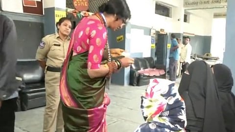Hyderabad Election: मतदारांचं ओळखपत्र तपासणं भोवलं; भाजप उमेदवार माधवी लता यांच्यावर गुन्हा दाखल
