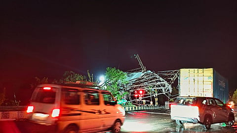 Buldhana News: मलकापूर- सोलापूर महामार्गावरील टोलनाका कोसळला, ४ जण जखमी; वाहतूक ठप्प