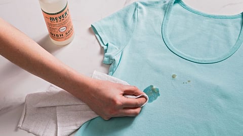 Cloth Stain Removal Tips: कपडे धुतल्यानंतर डिटर्जंटचे डाग तसेच राहतात? तर फक्त 'या' गोष्टी वापरून पहा