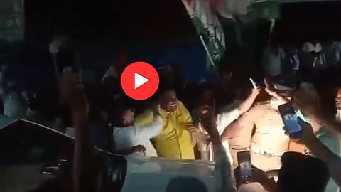 D.K. Shivkumar: कार्यकर्त्याने खांद्यावर हात ठेवला.. उपमुख्यमंत्र्यांनी थेट कानाखाली लगावली; काँग्रेस नेत्याचा VIDEO व्हायरल