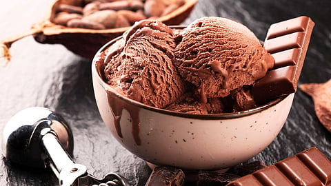 Chocolate Ice Cream Recipe: घरच्याघरी बनवा थंडगार चॉकलेट आयस्क्रीम; वाचा सिंपल रेसिपी
