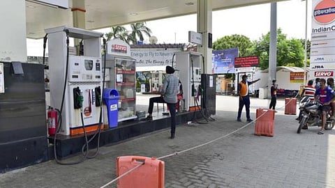 Bike Fire: पेट्रोल भरताना मोबाईल वापरताय? सावधान! मोबाईल पेटवेल तुमची बाईक