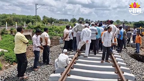 deur bichukale villagers andolant at railway track near satara