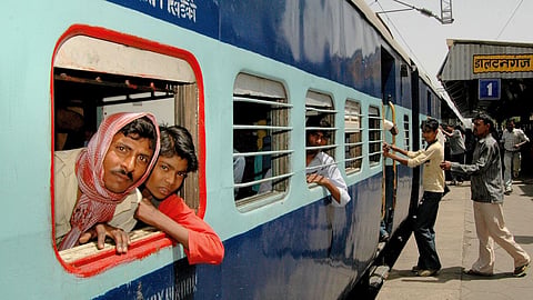 Confirm Train Ticket : वाह क्या बात है! कन्फर्म रेल्वे तिकिटासोबत प्रवाशांना मिळतात इतर ६ फायदे, आहेत का माहिती?