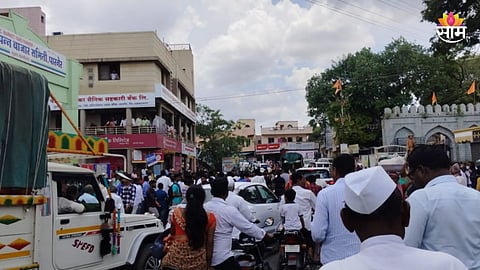 Ahmednagar News: पारनेरमध्ये राडा! खासदार निलेश लंकेंच्या पीएवर विखे समर्थकांचा प्राणघातक हल्ला; गाडीही फोडली