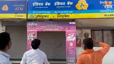 Chhatrapati Sambhajinagar: कर्ज न दिल्याने शेतकऱ्याची आत्महत्या, प्रहार संघटना आक्रमक; इंडियन बँकेच्या कार्यालयावर फेकले शेण