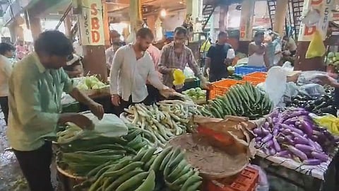 Vegetable Price: भाजीपाल्याचे दर घसरले, ग्राहकांना दिलासा पण बळीराजा चिंतेत; जाणून घ्या आजचे भाव