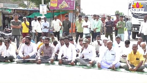 vanchit bhaujan aghadi rasta roko andolan at wakad grampanchayat near washim