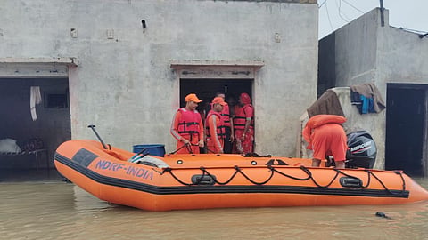 महाराष्ट्रासहित गुजरात आणि मध्य प्रदेशला पावसाने झोडपलं; अनेक शहरे पाण्याखाली, शाळांना सुट्टी जाहीर