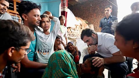Rahul Gandhi Video: काळजी करू नका आम्ही आहोत, राहुल गांधींनी हाथरस दुर्घटनेतील पीडित कुटुंबीयांची भेट घेत दिला धीर
