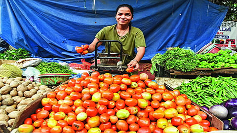 Economic Survey: देशातील बाजारात कांदा आणि टोमॅटो का महागला? अर्थमंत्र्यांनी सांगितलं कारण