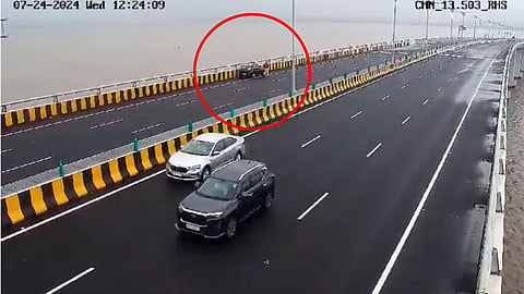 Atal Setu: अटल सेतूवरुन उडी मारुन ३८ वर्षीय व्यक्तीनं केली आत्महत्या, पुलावरुन उडी घेत असल्याचा Video Viral