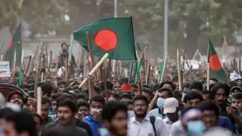 बांगलादेशमध्ये आरक्षणावरून हिंसाचार; आतापर्यंत ३९ जणांचा मृत्यू, २५०० जखमी, रस्त्यावर सैनिकांचा मोठा फौजफाटा