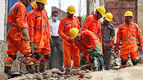 सूरतनंतर आणखी एका ठिकाणी इमारती कोसळली; ढिगाऱ्याखाली अनेक लोक अडकल्याची शक्यता, मदतकार्य सुरु