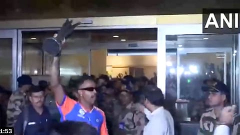 Hardik Pandya: हिटमॅन रोहितने मुंबई विमानतळावर जिंकली सर्वांचे मनं; हार्दिकला दिला मोठा मान