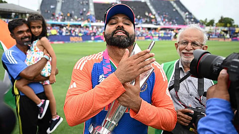 Rohit Sharma Barbados VIDEO: T20 चॅम्पियन झाल्यानंतर रोहितने पिचवरची माती का खाल्ली?