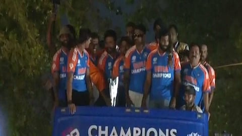 Team India Victory Parade: वानखेडे स्टेडियममध्ये टीम इंडियाने ढोल ताशावर धरला ठेका