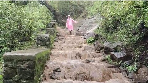 Nashik Anjaneri Fort: अतिउत्साह नडला! अंजनेरी गडावर १० पर्यटक अडकले, तब्बल ६ तासांच्या थरारानंतर झाली सुटका; नेमकं काय घडलं?