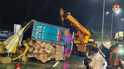 Mumbai Pune Expressway: मुंबई- पुणे एक्सप्रेसवर भीषण अपघात! ब्रेक फेल कंटेरनरची ५ वाहनांना धडक; २ जखमी