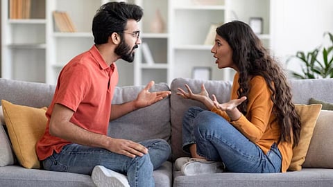 Psychology Tips: समोरच्या व्यक्तीचा लबाडपणा 'या' ५ पद्धतीने ओळखा, लगेच कळेल मनातले काळेबेरे