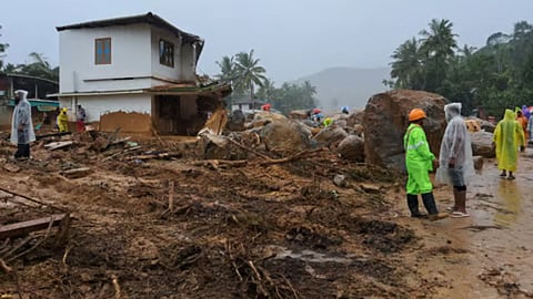 Wayanad Landslide: असं डोंगराएवढं दु:ख कुणाच्याही वाट्याला नको! मृतदेह तरी मिळू दे...कुटुंबीयांचे पाणावलेले डोळे घेताहेत शोध!