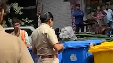 मुंबईत भर रस्त्यात नवऱ्याने बायकोवर केला हल्ला; ऑफिसला जात असतानाच थरार