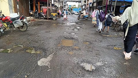 KDMC: रस्त्यावरील खड्ड्यांमुळे नागरिक त्रस्त ठेकेदार मस्त; प्रशासनाला कधी जाग येणार? शिवसेना माजी नगरसेवकाचा सवाल