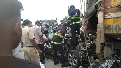 Washim Accident: समृद्धी महामार्गावर ट्रक-कारमध्ये भीषण अपघात, बाप-लेकाचा जागीच मृत्यू