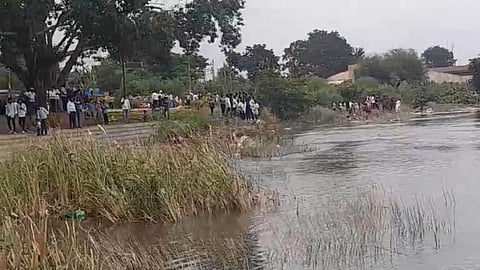 आंघोळीसाठी ३ मित्र नदीत उतरले अन् अनर्थ घडला; दोघे पाण्यात बुडाले