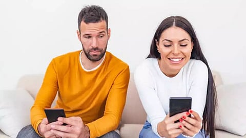 Relationship Tips: तुमच्या जोडीदाराला तुमच्याविषयी संशय येतोय? मग या मार्गांनी जिंका विश्वास