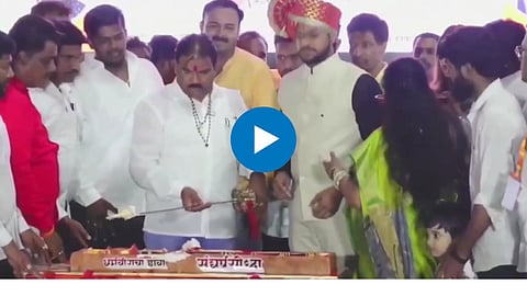 शिंदे गटाच्या आमदाराचा कारनामा, तलवारीने केक कापला अन् मुलाला भरवला; VIDEO तुफान व्हायरल