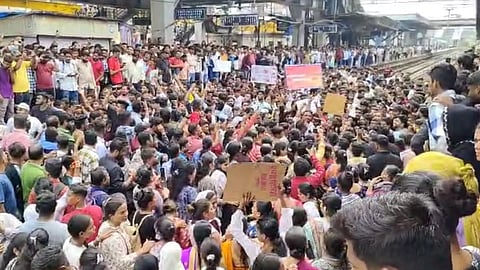 मध्य रेल्वे सेवा विस्कळीत, बदलापुरातील चिमुकल्या मुलींवरील अत्याचारानंतर आंदोलक उतरले रेल्वे ट्रॅकवर