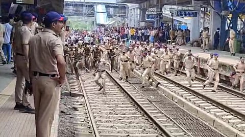 Badlpaur Protest : बदलापुरातील आंदोलनाला हिंसक वळण, संतप्त जमावाकडून पोलिसांवर दगडफेक
