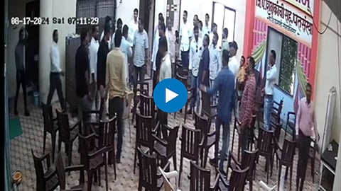 मास्तर तुम्हीसुद्धा? खुर्च्या हातात घेऊन शिक्षकांची 'फ्री स्टाईल' हाणामारी
