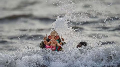 गणेश विसर्जनादरम्यान भीषण दुर्घटना; ८ जणांचा नदीत बुडून मृत्यू, कुटुंबांवर शोककळा