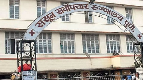 २५ जणांविरोधात बंडगार्डन पोलीस ठाण्यात गुन्हा दाखल आहे. रुग्णालयाचे प्रशासकीय अधिकारी गोरोबा आवटे यांनी याबाबत पोलिसांत तक्रार दिली होती.