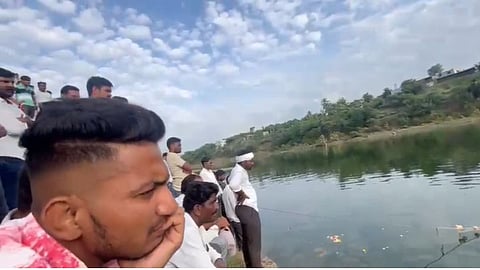 इंदापूर येथील निरा नरसिंहपूरमध्ये गणेश विसर्जनासाठी गेलेल्या १६ वर्षीय मुलाचा बुडून मृत्यू झाला. त्याचा शोध घेत असताना नदीकाठावर मोठ्या संख्येने ग्रामस्थ जमले होते.