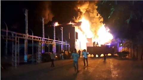 Buldhana Fire: खामगाव शहराजवळील श्रीहरी लॉन्सला भीषण आग; सर्वत्र पसरल्या आगीच्या ज्वाळा