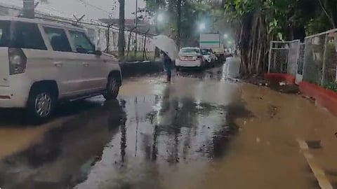 Heavy Rain In Pune: पुण्यात पावसाची धुवाँधार बॅटिंग; अवघ्या ३ तासात १२४ मिलिमीटर पाऊस, रस्त्यांना नदीचं स्वरूप, सोसायटीमध्ये शिरलं पाणी