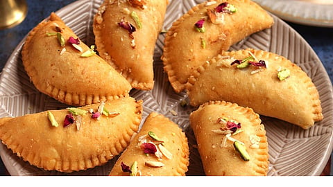 क्रिस्पी आणि सॉफ्ट गुजिया रेसिपी